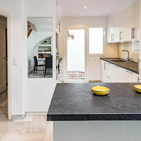 3 Townhouse With Private Garden In